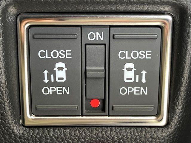 【両側パワースライドドア】スマートキーや運転席のスイッチで後席両側スライドドアの開閉が可能♪電動だから力を入れてドアを開ける必要が無く、小さなお子様でも簡単に開け閉めでき快適です♪