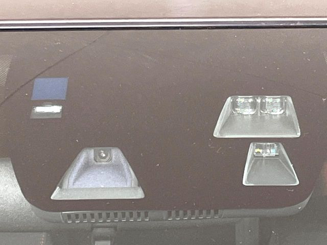 【スマートブレーキサポート】走行中に前方の車両等を認識し、衝突しそうな時は警報とブレーキで衝突回避と被害軽減をアシスト。より安全にドライブをお楽しみいただけます。