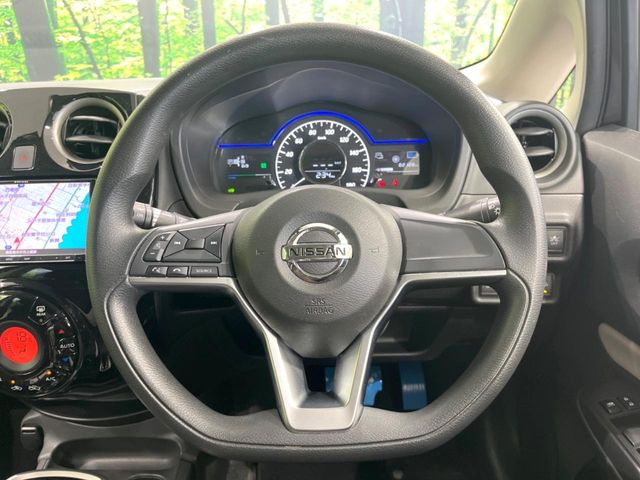�C���e���A�ɍ��킹���f�U�C���̃X�e�A�����O�́A�^�]�������̂��Ƃ��l���A�^�]���₷���`��A�傫���ł��B�����x�A���ۂɐG���Ă��m���߂��������B