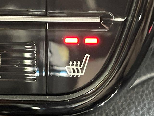 【シートヒーター】寒い日に重宝するシートヒーター!エアコンより早く温まってくれるので寒がりの人も安心ですね♪エアコンの温風は乾燥するから苦手、という方にもをおすすめです。