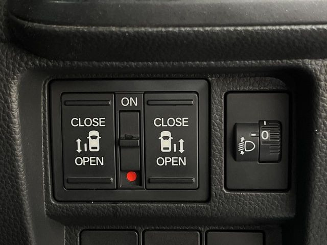 【両側パワースライドドア】スマートキーや運転席のスイッチで後席両側スライドドアの開閉が可能♪電動だから力を入れてドアを開ける必要が無く、小さなお子様でも簡単に開け閉めでき快適です♪