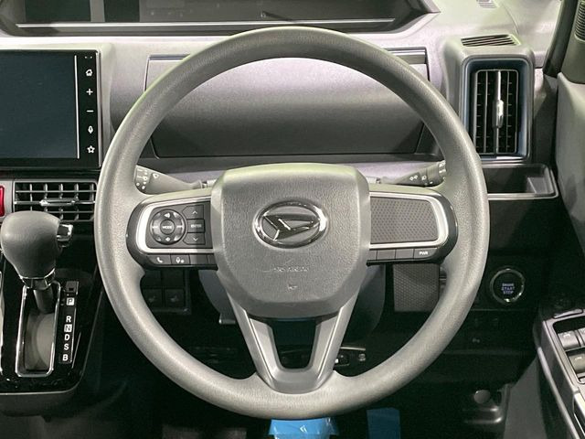 インテリアに合わせたデザインのステアリングは、運転される方のことも考え、運転しやすい形状、大きさです。是非一度、実際に触ってお確かめください。