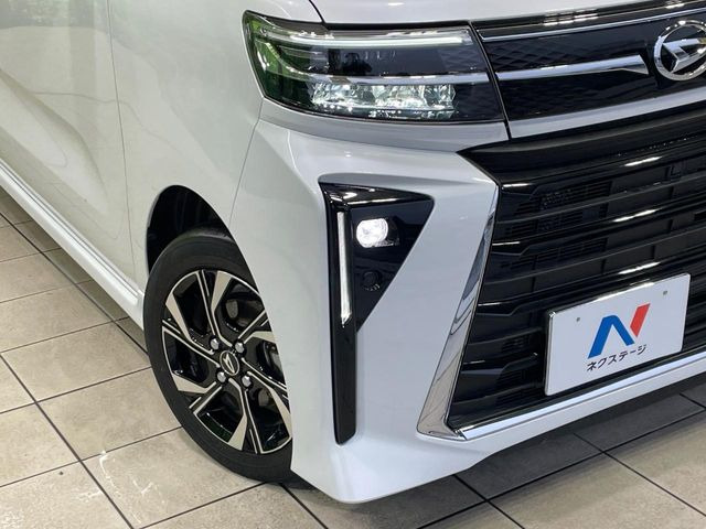 【LEDヘッドライト】悪天候や夜間走行時も良好な視界を確保し安心して運転できる高輝度LEDヘッドライトを装備!点灯速度が早く、消費電力も抑えられています。