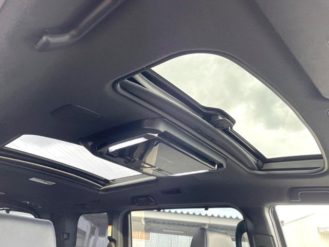 【サンルーフ】開放感たっぷりの希少装備、サンルーフが装着されています!車内に明かりを取り入れたり景色を楽しむ以外にも、車内の空気も簡単に換気できて快適です!