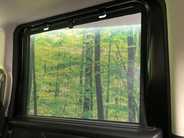 【ロールシェード】日差しや車外からの光が眩しいときにサッと引き出して使える、ロール格納タイプのサンシェードを装備。後席に乗ったお子様がウトウトしだした時など、ぜひご活用ください♪