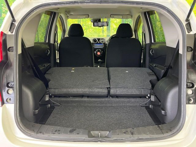 普段のお買い物や通勤、送迎等に十分な荷室スペースを確保しております。セカンドシートを倒すと、大きな荷物の積載も可能です♪