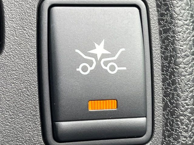 【エマージェンシーブレーキ】走行中に前方の車両等を認識し、衝突しそうな時は警報とブレーキで衝突回避と被害軽減をアシスト。より安全にドライブをお楽しみいただけます。