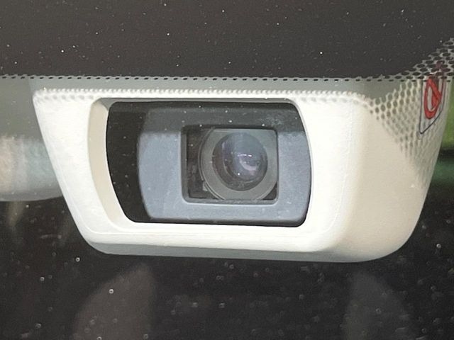 【アイサイトVer3】前方の車両等を検知し、衝突しそうな時は警報で注意を促し、ブレーキを踏む力をサポート。ブレーキを踏めなかった場合は衝突被害軽減ブレーキが作動、衝突回避をサポートします。