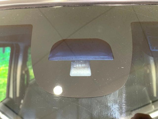 【シティブレーキアクティブシステム】低速走行中に前方の車両等を認識し、衝突しそうな時は警報とブレーキで衝突回避と被害軽減をアシスト。より安全にドライブをお楽しみいただけます。