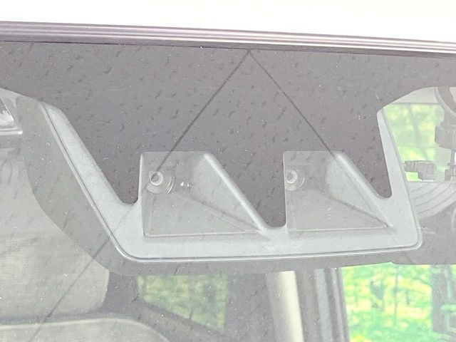 【スマートアシスト】走行中に前方の車両等を認識し、衝突しそうな時は警報とブレーキで衝突回避と被害軽減をアシスト。より安全にドライブをお楽しみいただけます。