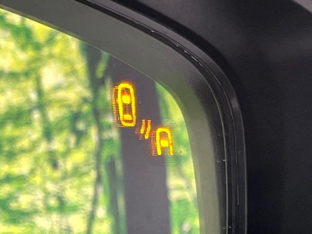 【ブラインドスポットモニタリング】走行中、ドアミラーの死角になりやすい箇所に後続車が接近するとサイドミラー付近に警告を表示、ドライバーに注意喚起をしてくれます。