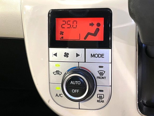 【オートエアコン】一度お好みの温度に設定すれば、車内の温度を検知し風量や温度を自動で調整。暑い&hellip;寒い&hellip;と何度もスイッチ操作をする必要はありません。快適な車内空間には必須の機能ですね♪