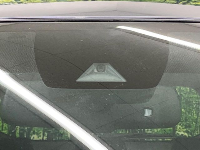 【トヨタセーフティセンス】走行中に前方の車両等を認識し、衝突しそうな時は警報とブレーキで衝突回避と被害軽減をアシスト。より安全にドライブをお楽しみいただけます。