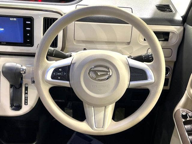 インテリアに合わせたデザインのステアリングは、運転される方のことも考え、運転しやすい形状、大きさです。是非一度、実際に触ってお確かめください。