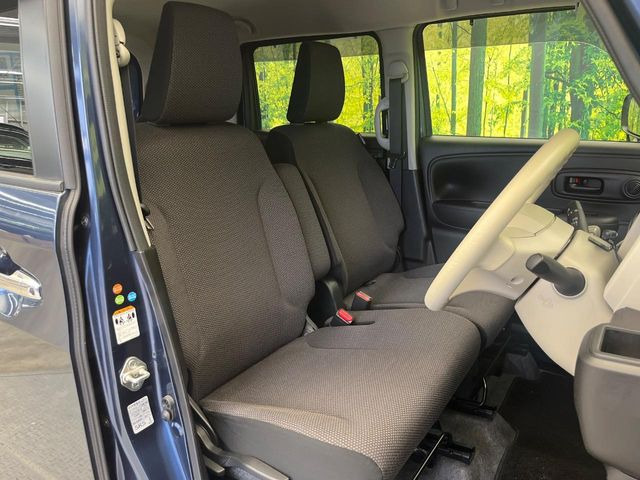 運転席シート廻りは使用感も少なく、良好な状態となっています。前オーナー様が丁寧に使っていたことがよくわかりますね。