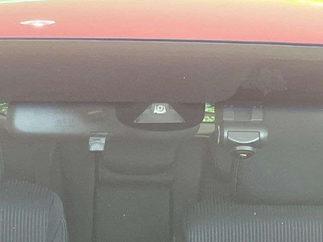 【ホンダセンシング】走行中に前方の車両等を認識し、衝突しそうな時は警報とブレーキで衝突回避と被害軽減をアシスト。より安全にドライブをお楽しみいただけます。