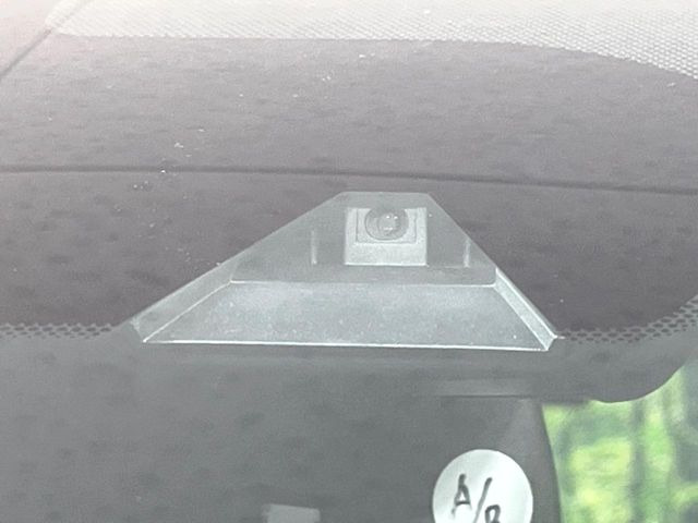 【エマージェンシーブレーキ】走行中に前方の車両等を認識し、衝突しそうな時は警報とブレーキで衝突回避と被害軽減をアシスト。より安全にドライブをお楽しみいただけます。