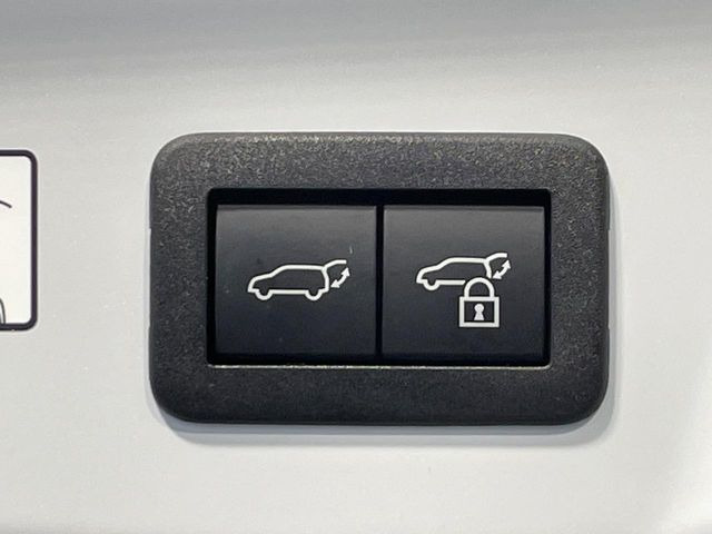【パワーバックドア】スマートキーや運転席のボタンを押すだけでリアゲートが自動で開閉します!荷物を持っている時や、高い位置にあるバックドアを閉める際に便利な機能です♪