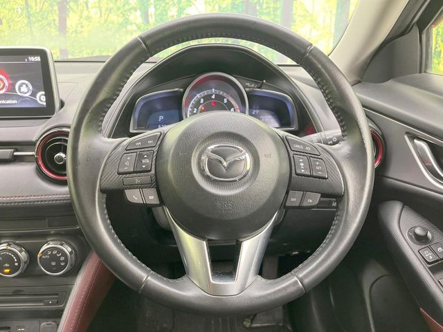 �C���e���A�ɍ��킹���f�U�C���̃X�e�A�����O�́A�^�]�������̂��Ƃ��l���A�^�]���₷���`��A�傫���ł��B�����x�A���ۂɐG���Ă��m���߂��������B
