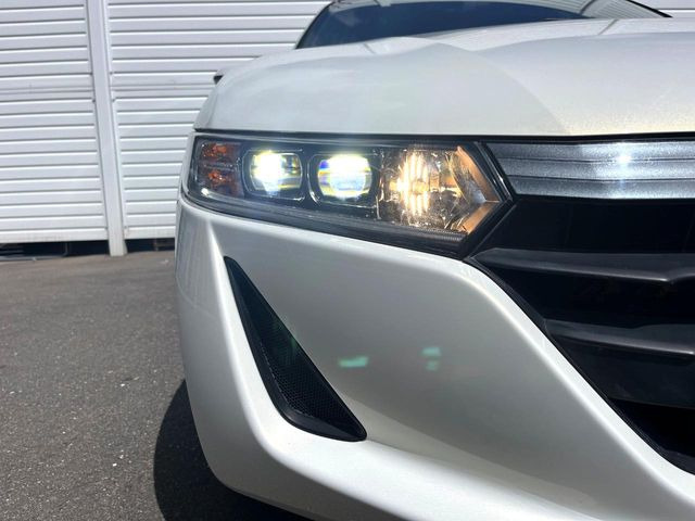 【LEDヘッドライト】悪天候や夜間走行時も良好な視界を確保し安心して運転できる高輝度LEDヘッドライトを装備!点灯速度が早く、消費電力も抑えられています。