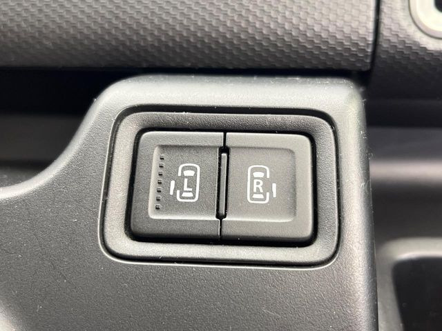 【両側パワースライドドア】スマートキーや運転席のスイッチで後席両側スライドドアの開閉が可能♪電動だから力を入れてドアを開ける必要が無く、小さなお子様でも簡単に開け閉めでき快適です♪