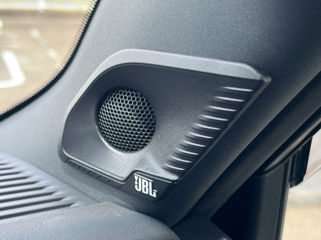 �yJBL�T�E���h�V�X�e���z���[�J�[�I�v�V�����̍��i�ʃT�E���h�V�X�e���𓋍ځB��p�̃`���[�j���O���{���ꂽ�召�l�X�ȃX�s�[�J�[����ǎ��ȃT�E���h���t�ł��A�Տꊴ���ӂ�鉹����Ԃ����o���܂��B
