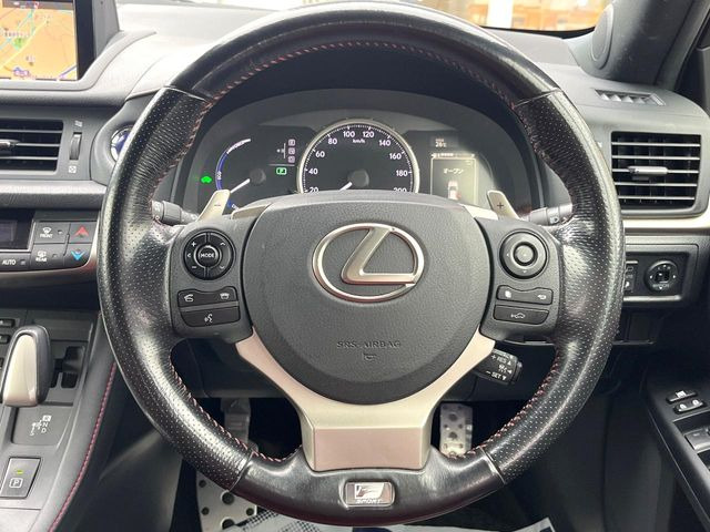 �C���e���A�ɍ��킹���f�U�C���̃X�e�A�����O�́A�^�]�������̂��Ƃ��l���A�^�]���₷���`��A�傫���ł��B�����x�A���ۂɐG���Ă��m���߂��������B