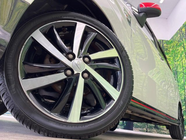 �y����16�C���`�A���~�z�C�[���z�O�ςɃ}�b�`���������A���~�z�C�[���𑕒����Ă���܂��B�e��ЊO�A���~�z�C�[����A�X�^�b�h���X�^�C�����戵�����Ă���܂��B���񂲑��k����������