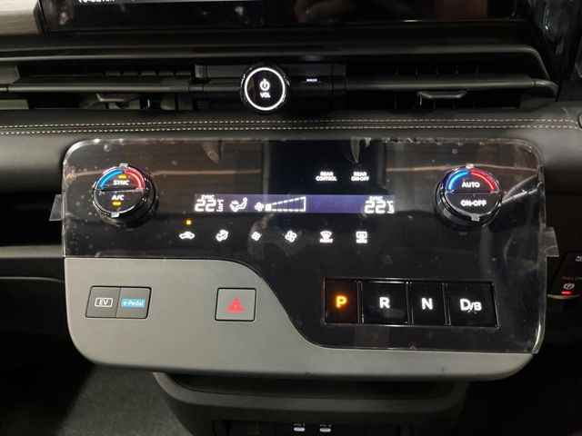 【左右独立型フルオートエアコン】運転席と助手席でそれぞれお好みの温度に設定可能。同乗者にも配慮した、快適な空調をお届け致します。