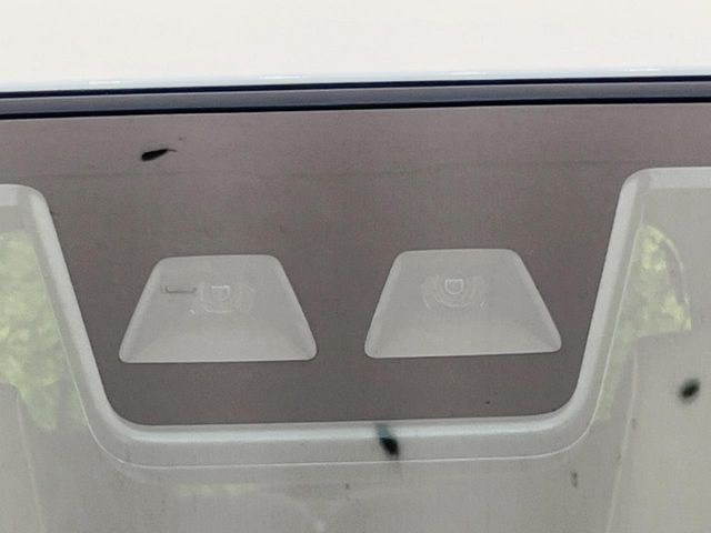 【スマートアシスト】走行中に前方の車両等を認識し、衝突しそうな時は警報とブレーキで衝突回避と被害軽減をアシスト。より安全にドライブをお楽しみいただけます。
