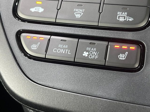 【シートヒーター】寒い日に重宝するシートヒーター!エアコンより早く温まってくれるので寒がりの人も安心ですね♪エアコンの温風は乾燥するから苦手、という方にもをおすすめです。