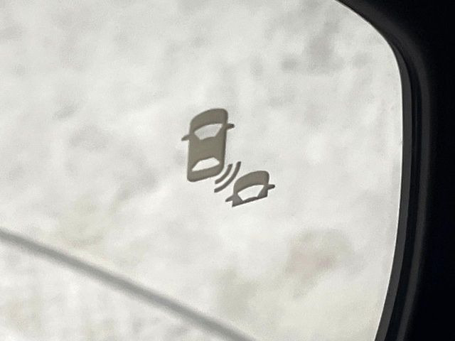 【ブラインドスポットインフォメーション】走行中、ドアミラーの死角になりやすい箇所に後続車が接近するとサイドミラー付近に警告を表示、ドライバーに注意喚起をしてくれます。