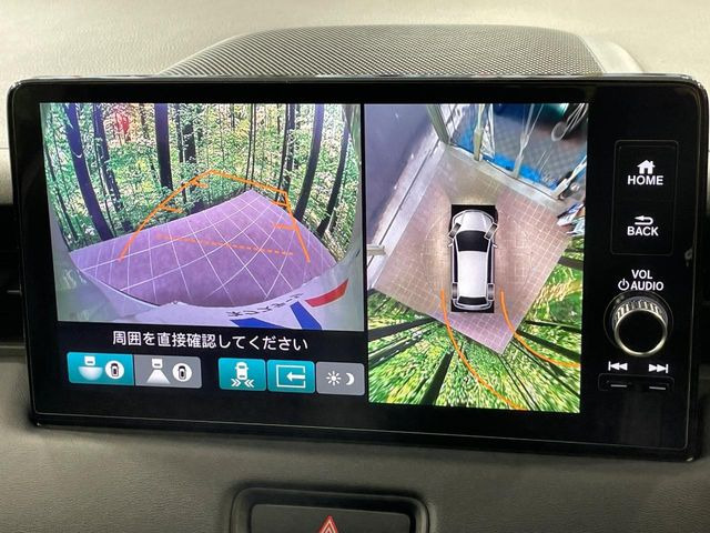 【マルチビューカメラシステム】専用のカメラにより、上から見下ろしたような視点で360度クルマの周囲を確認することができます☆死角部分も確認しやすく、狭い場所での切り返しや駐車もスムーズに行えます。