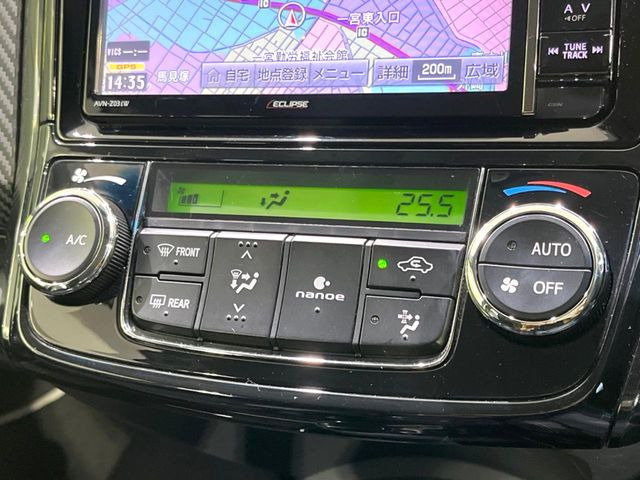 【オートエアコン】一度お好みの温度に設定すれば、車内の温度を検知し風量や温度を自動で調整。暑い&hellip;寒い&hellip;と何度もスイッチ操作をする必要はありません。快適な車内空間には必須の機能ですね♪