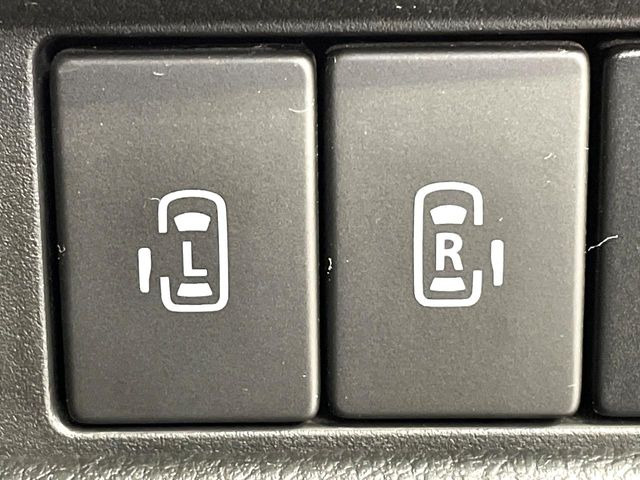 【両側パワースライドドア】スマートキーや運転席のスイッチで後席両側スライドドアの開閉が可能♪電動だから力を入れてドアを開ける必要が無く、小さなお子様でも簡単に開け閉めでき快適です♪