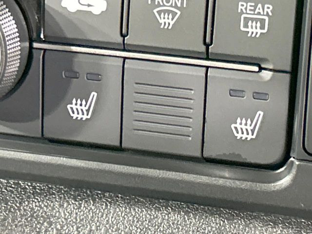 【前席シートヒーター】寒い日に重宝するシートヒーターを後席にも装備!エアコンより早く温まってくれるので寒がりの人も安心ですね♪エアコンの温風は乾燥するから苦手、という方にもをおすすめです。