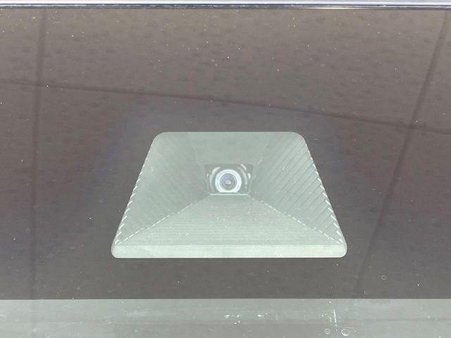 【ホンダセンシング】走行中に前方の車両等を認識し、衝突しそうな時は警報とブレーキで衝突回避と被害軽減をアシスト。より安全にドライブをお楽しみいただけます。