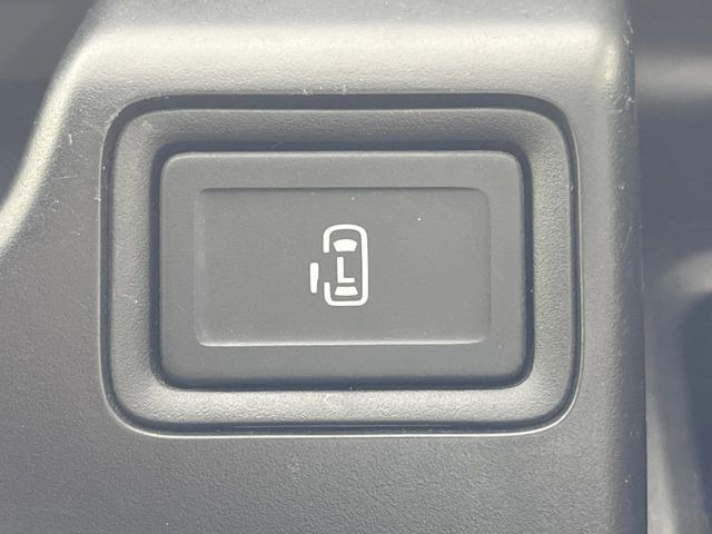 【パワースライドドア】スマートキーや運転席のスイッチでスライドドアの開閉が可能♪電動だから力を入れてドアを開ける必要が無く、小さいお子様でも、重い荷物を持っている時もラクに開け閉めできます♪