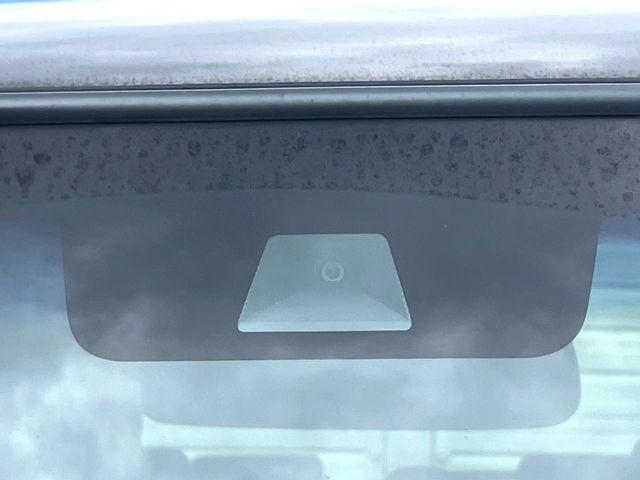 【ホンダセンシング】走行中に前方の車両等を認識し、衝突しそうな時は警報とブレーキで衝突回避と被害軽減をアシスト。より安全にドライブをお楽しみいただけます。