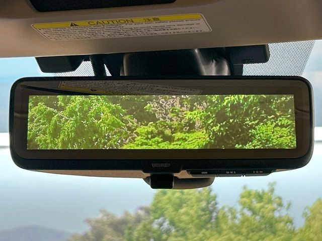 【スマートリヤビューミラー】後席の大きな荷物や同乗者で後方が確認しづらい時でも安心!カメラが撮影した車両後方の映像をルームミラー内に表示。クリアな視界で状況の確認が可能です!