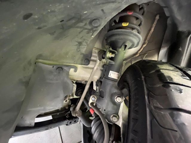 お車を安心してお乗りいただく為には、足回りの定期点検が欠かせません。サービスサポート(有償保証)では無料点検もご提供しており、安心のカーライフをお過ごしいただけるサポート体制が整っています。