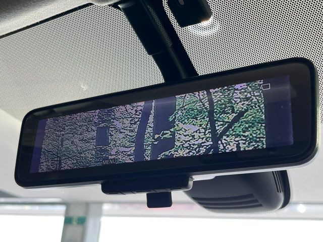 【インテリジェントルームミラー】後席の大きな荷物や同乗者で後方が確認しづらい時でも安心!カメラが撮影した車両後方の映像をルームミラー内に表示。クリアな視界で状況の確認が可能です!