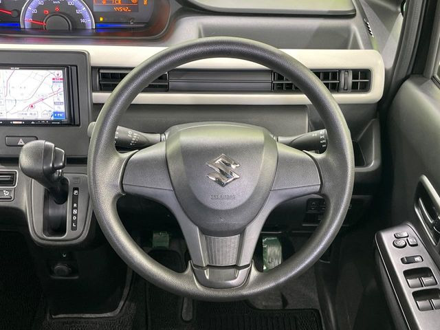 �C���e���A�ɍ��킹���f�U�C���̃X�e�A�����O�́A�^�]�������̂��Ƃ��l���A�^�]���₷���`��A�傫���ł��B�����x�A���ۂɐG���Ă��m���߂��������B