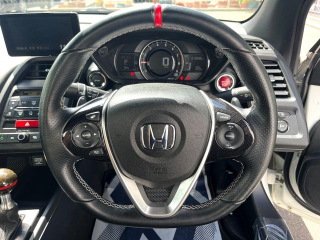 スポーツデザインのステアリングは、運転される方のことも考え、運転しやすい形状、大きさです。是非一度、実際に触ってお確かめください。