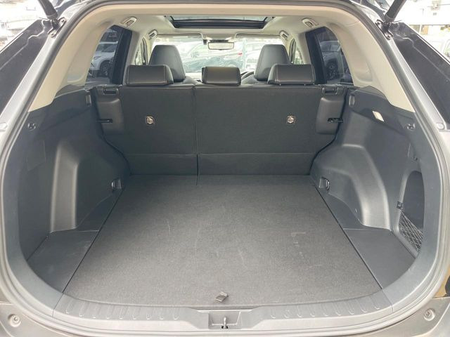 積み下ろしのしやすいデッキにはたっぷりと荷物を積み込んでいただけます。遊びから仕事まで、様々なシーンで頼れます♪