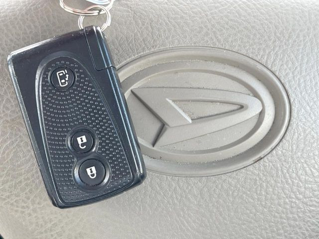 【キーレス】少し離れた場所からでもボタン一つでドアの開錠・施錠ができるのでとっても便利!ドアの鍵穴周りに傷をつけることもありません♪