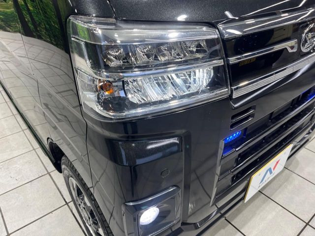 【LEDヘッドライト】悪天候や夜間走行時も良好な視界を確保し安心して運転できる高輝度LEDヘッドライトを装備!点灯速度が早く、消費電力も抑えられています。
