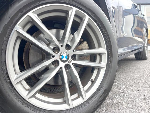 ●純正19インチアルミホイール:輸入車ならではの卓越した走りを支えるホイールと足回りです!日本車の走りに慣れている方にもぜひ体感して頂きたいほど、高いレベルでまとまっています!