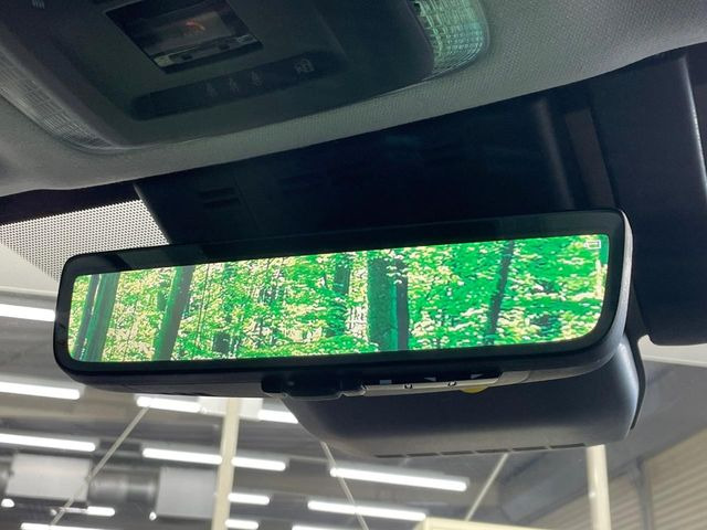 【デジタルインナーミラー】後席の大きな荷物や同乗者で後方が確認しづらい時でも安心!カメラが撮影した車両後方の映像をルームミラー内に表示。クリアな視界で状況の確認が可能です!