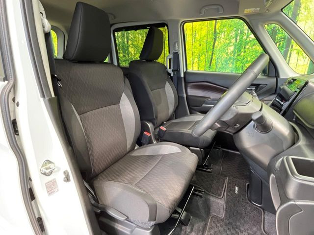 運転席まわりには十分なスペースがあり、大柄な方でもゆったり運転していただける環境です。